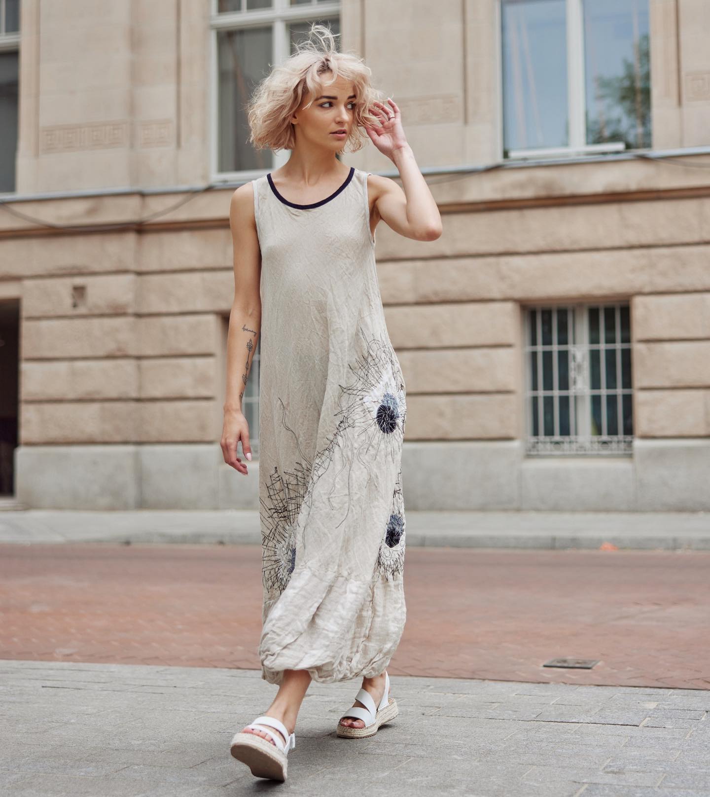 Ganesh - Natürliche Mode in Ulm und Lindau - Leinenkleid der Marke Mara Gibbucci in Natur mit Grafikdetails