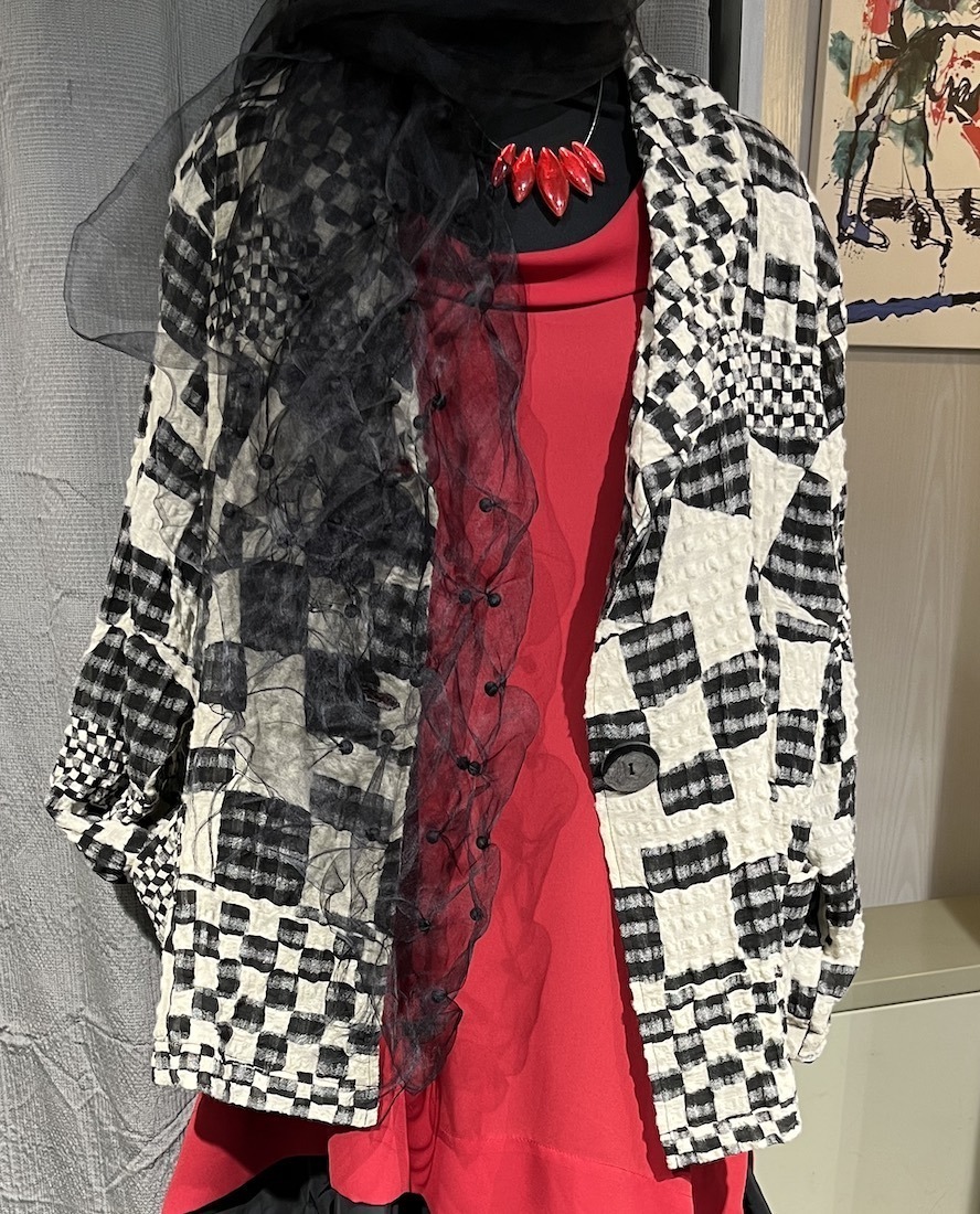 Ganesh - Natürliche Mode in Ulm und Lindau - schwarz-weiß gemusterte Jacke der Marke Hopsack Germany über rotem Kleid von Entree Berlin mit Seidenschal von Ahmaady.