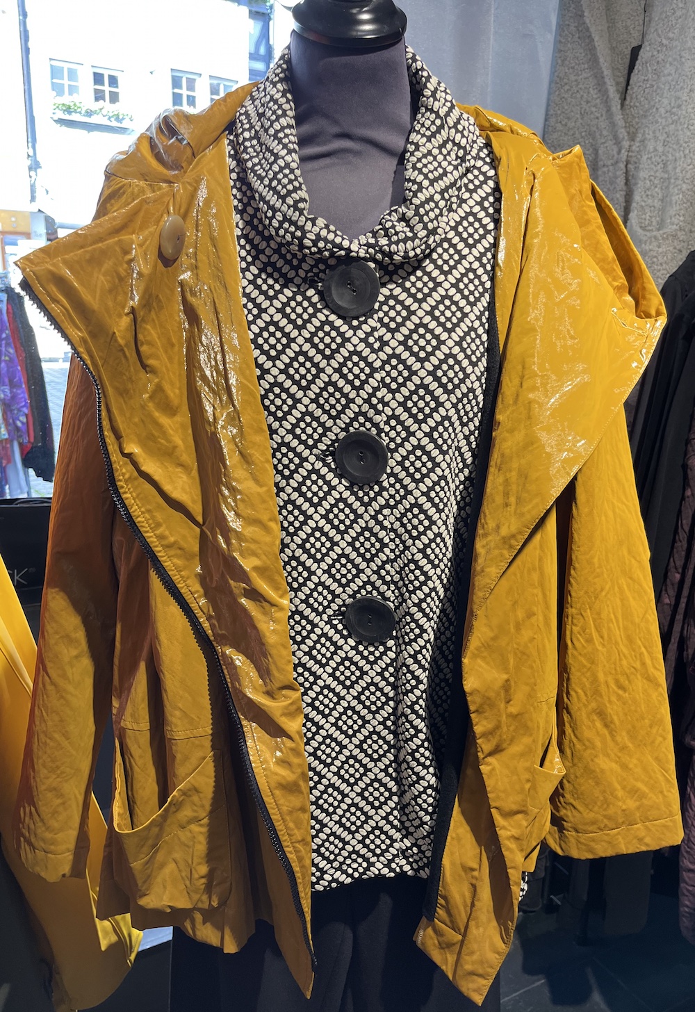 Ganesh - Natürliche Mode in Ulm und Lindau - currygelbe one-size Jacke mit Innenfutter und schwarz-weiß gemusterte Jacke der Marke Hopsack Germany