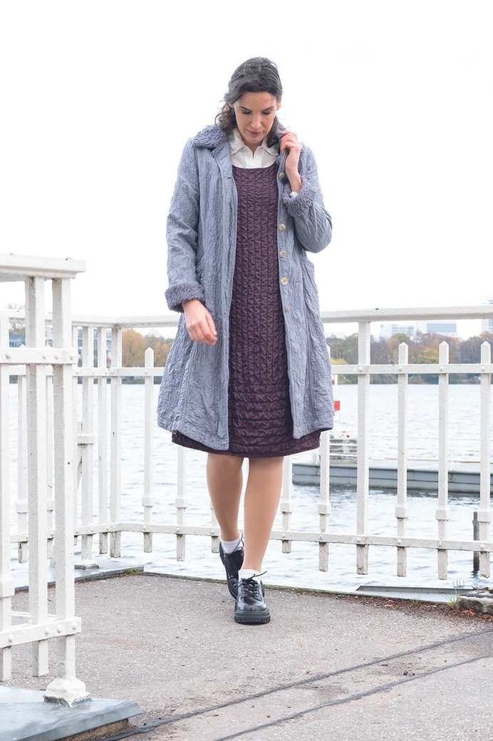 Ganesh - Natürliche Mode in Ulm und Lindau - Kombination aus Seidenkleid, Mantel und Schal der Marke Praechtig Berlin