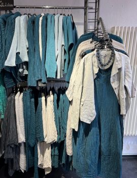 Grizas Sommerkollektion in Petrol, blau, grau aus Seide, Leinen und Strick