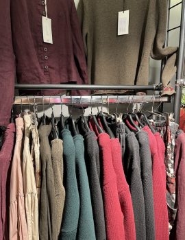 Olars Ulla aus Schweden in diesem Jahr mit warmen Pullover und Tuniken aus 100% Wolle!