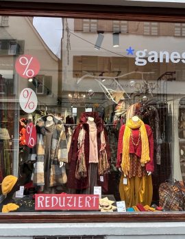 Schaufenster der Ganesh - natürlich mode Boutique in Ulm mit Hopsack Mäntel