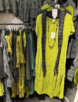 Sommerkollektion der Marke Praechtig Berlin - Leinenkleider, Kleider, Röcke und Hosen aus Seide - tolle Farben.